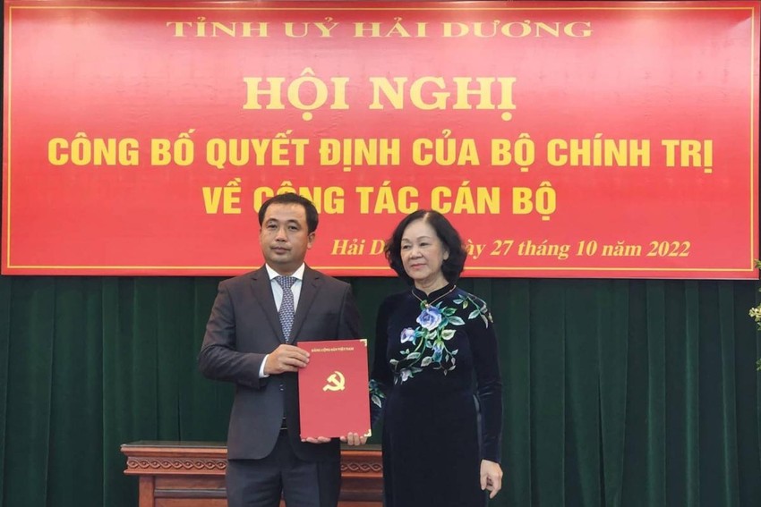 Bà Trương Thị Mai, Trưởng Ban Tổ chức Trung ương trao quyết định của Bộ Chính trị điều động ông Trần Đức Thắng làm Bí thư tỉnh Hải Dương. Ảnh: VOV