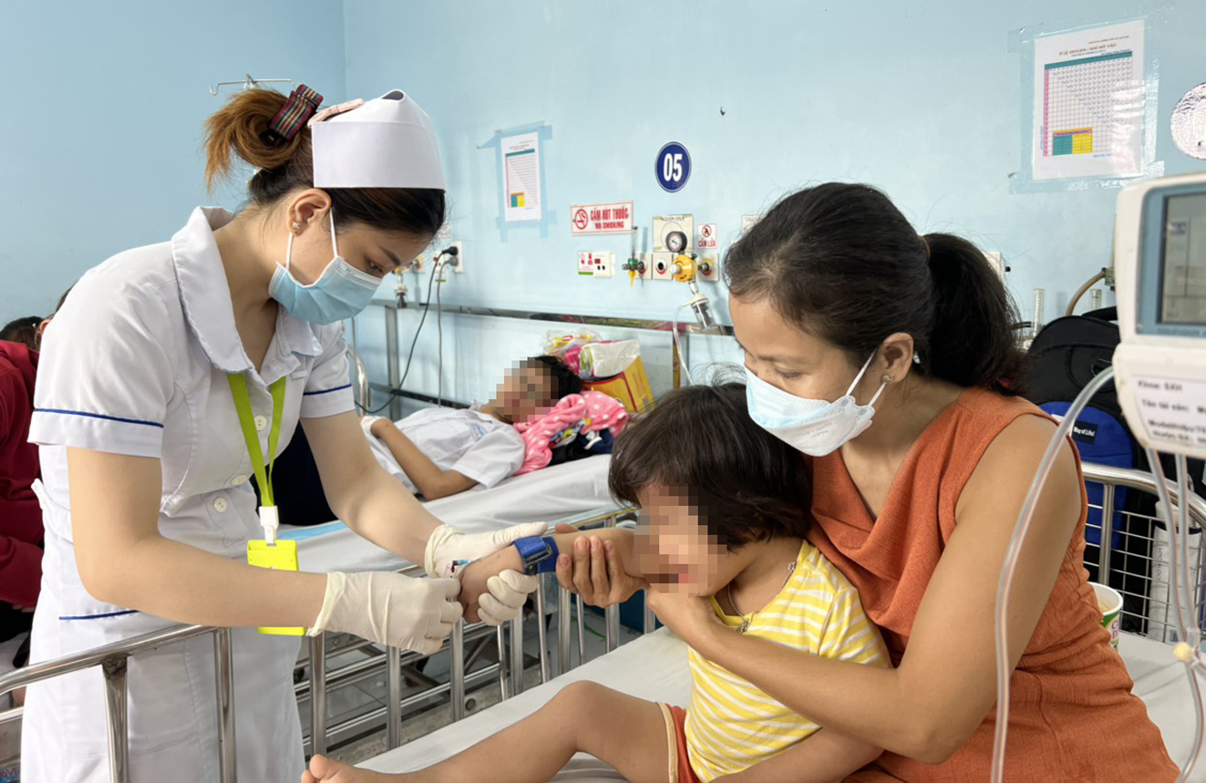 Trẻ mắc sốt xuất huyết đang được điều trị ở Bệnh viện Nhi Đồng 1 TP.HCM - Ảnh: P.A.