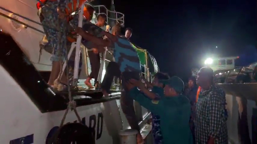 3 ngư dân được cứu được đưa lên tàu để trở về đất liền - Ảnh: Khánh Trung