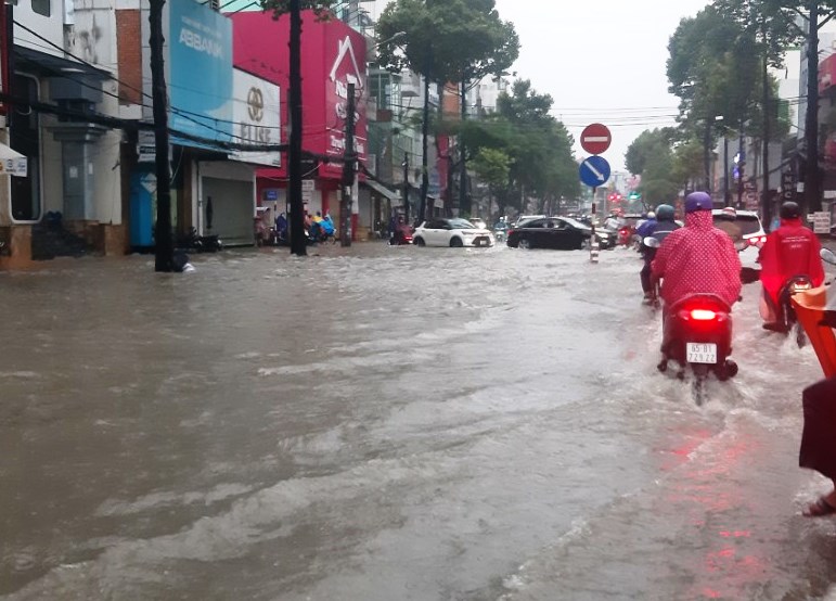 Nhiều tuyến đường ở Cần Thơ ngập sâu do mưa kết hợp triều cường dâng cao. Ảnh: Trung Phạm 