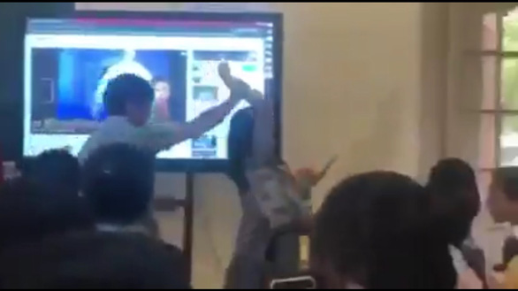 Thầy giáo bẻ tay giáo viên nữ ngay trong lớp học - Ảnh cắt từ clip