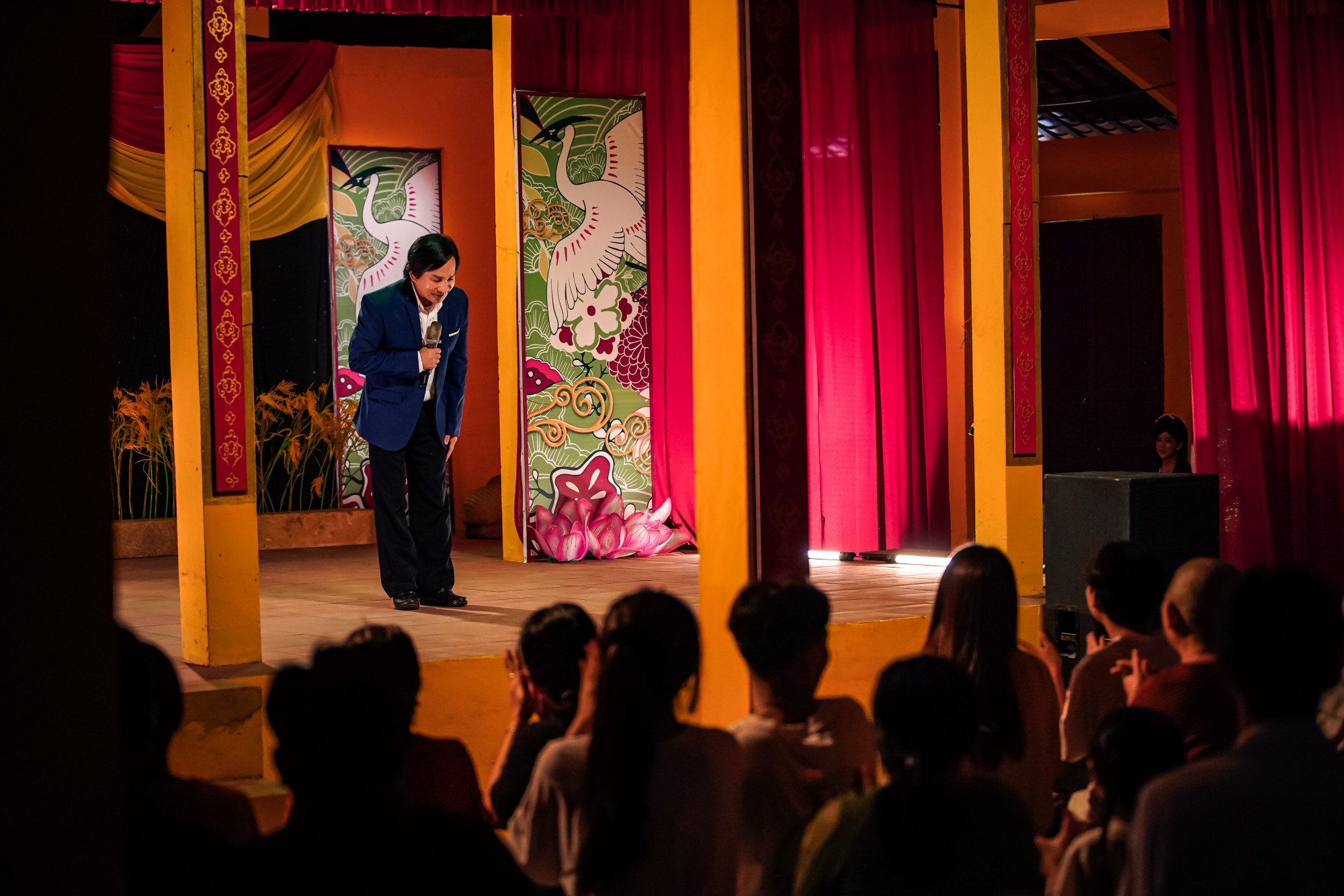 Sân khấu của một đoàn hát cũng xuất hiện trên phim. Kẻ độc hành xuất hiện nhiều hình ảnh Việt Nam.