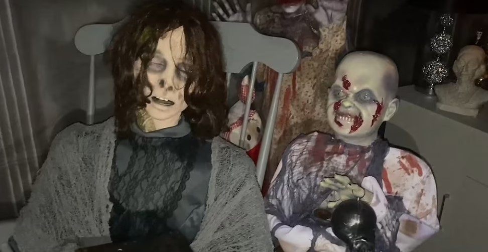 Trong một đoạn video về ngôi nhà ma quái ở phía bắc Lanarkshire, người ta có thể thấy những con búp bê đáng sợ dính đầy máu 