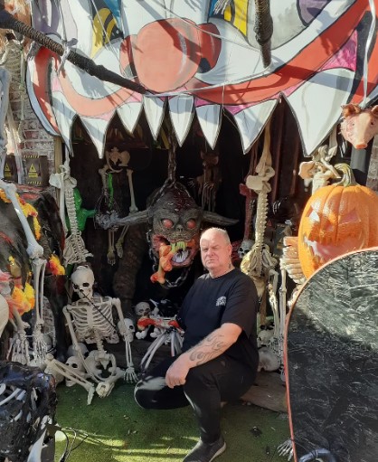 Mark Davenport (ảnh), 55 tuổi, đã dành 5 năm qua để bày những màn ma quái tại nhà riêng ở Bristol 