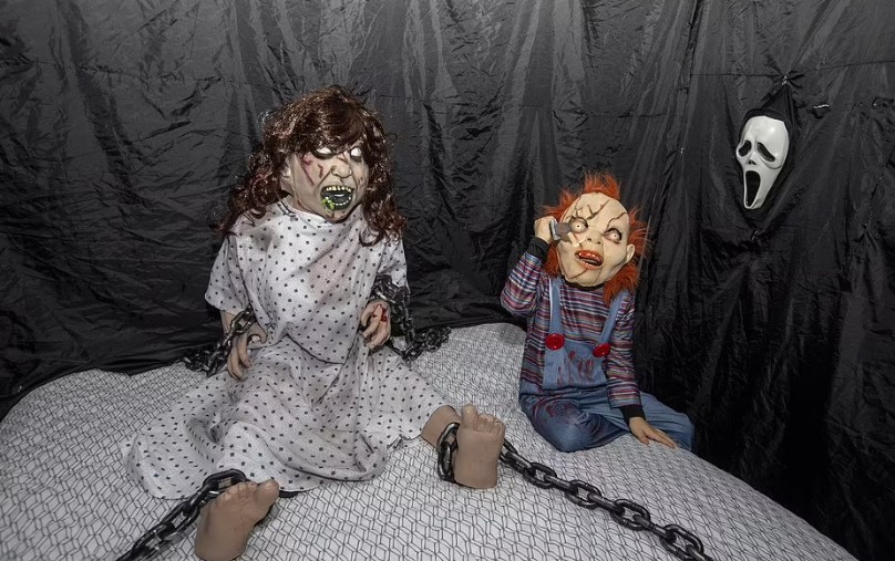 Joshua, bảy tuổi trong vai Chucky trong hình với một trong những con búp bê ma quái được trưng bày tại nhà Motherwell