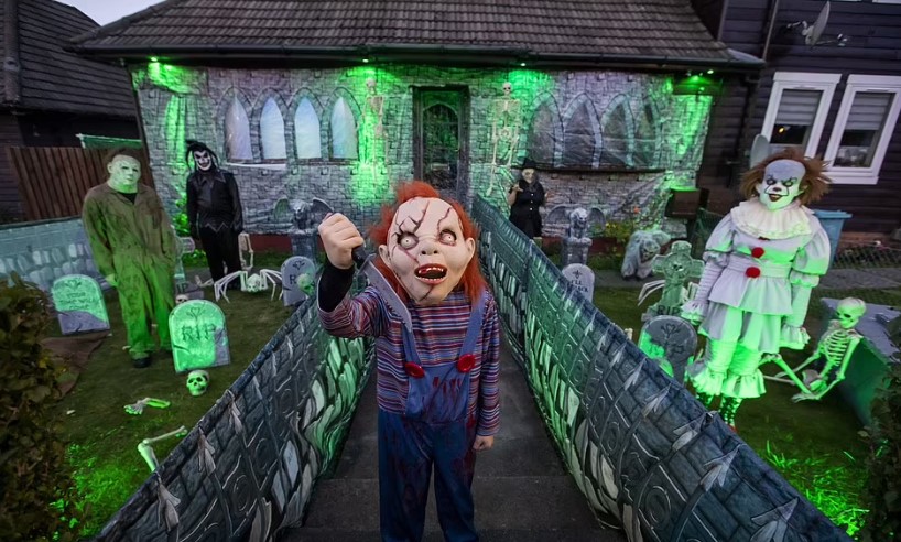 Nghĩa địa có ánh sáng xanh ma quái tạo nên một bối cảnh tốt cho các nhân vật do gia đình thủ vai (Ảnh: Chucky, Pennywise, Michael Myers và một gã hề đáng sợ) 