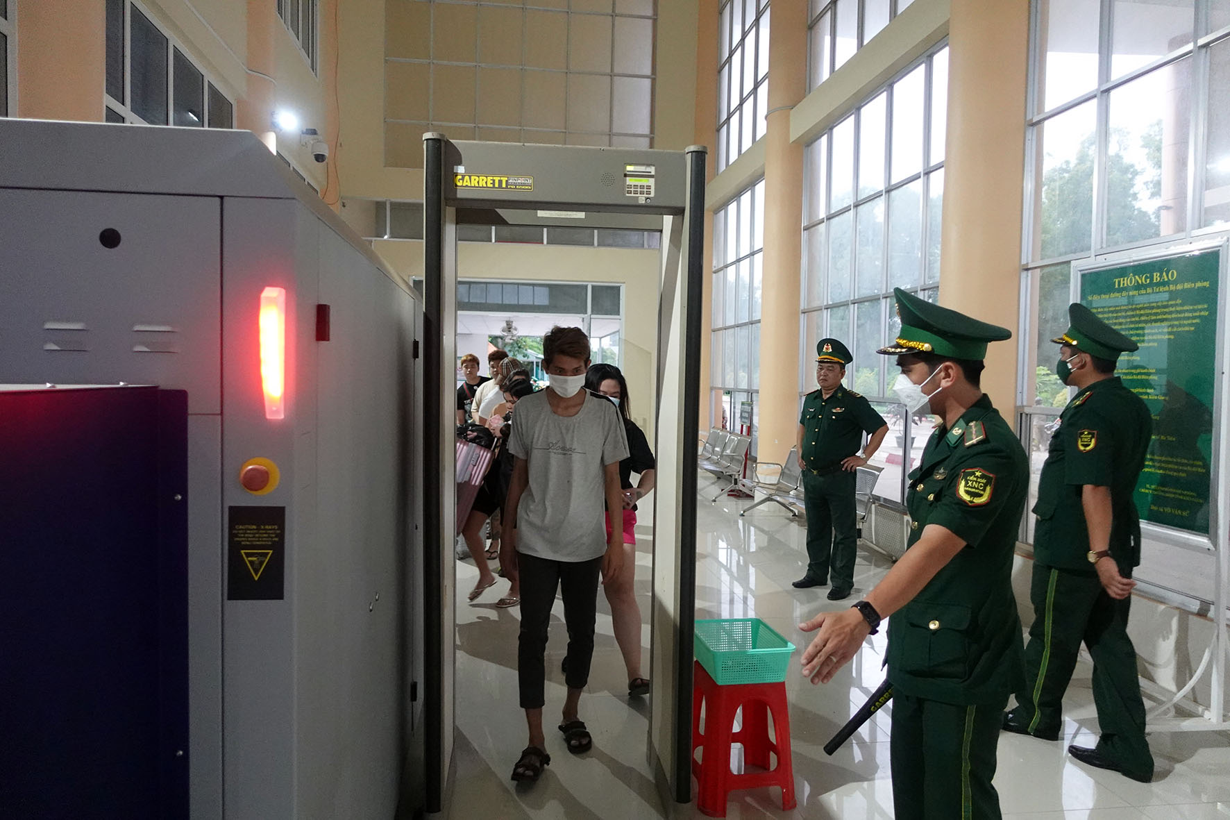 Lực lượng chức năng kiểm tra các thủ tục tiếp nhận công dân Việt Nam trở về từ Campuchia