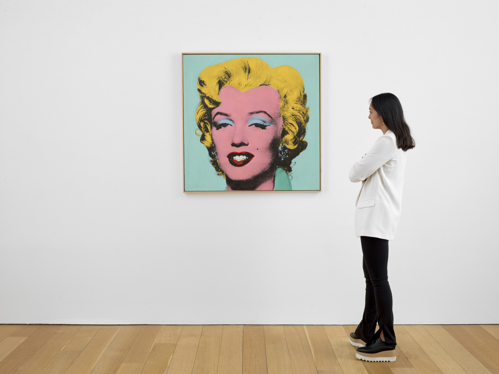 Người xem chiêm ngưỡng bức tranh in lụa ‘Shot Sage Blue Marilyn’ của nghệ sĩ Andy Warhol, sáng tác năm 1964