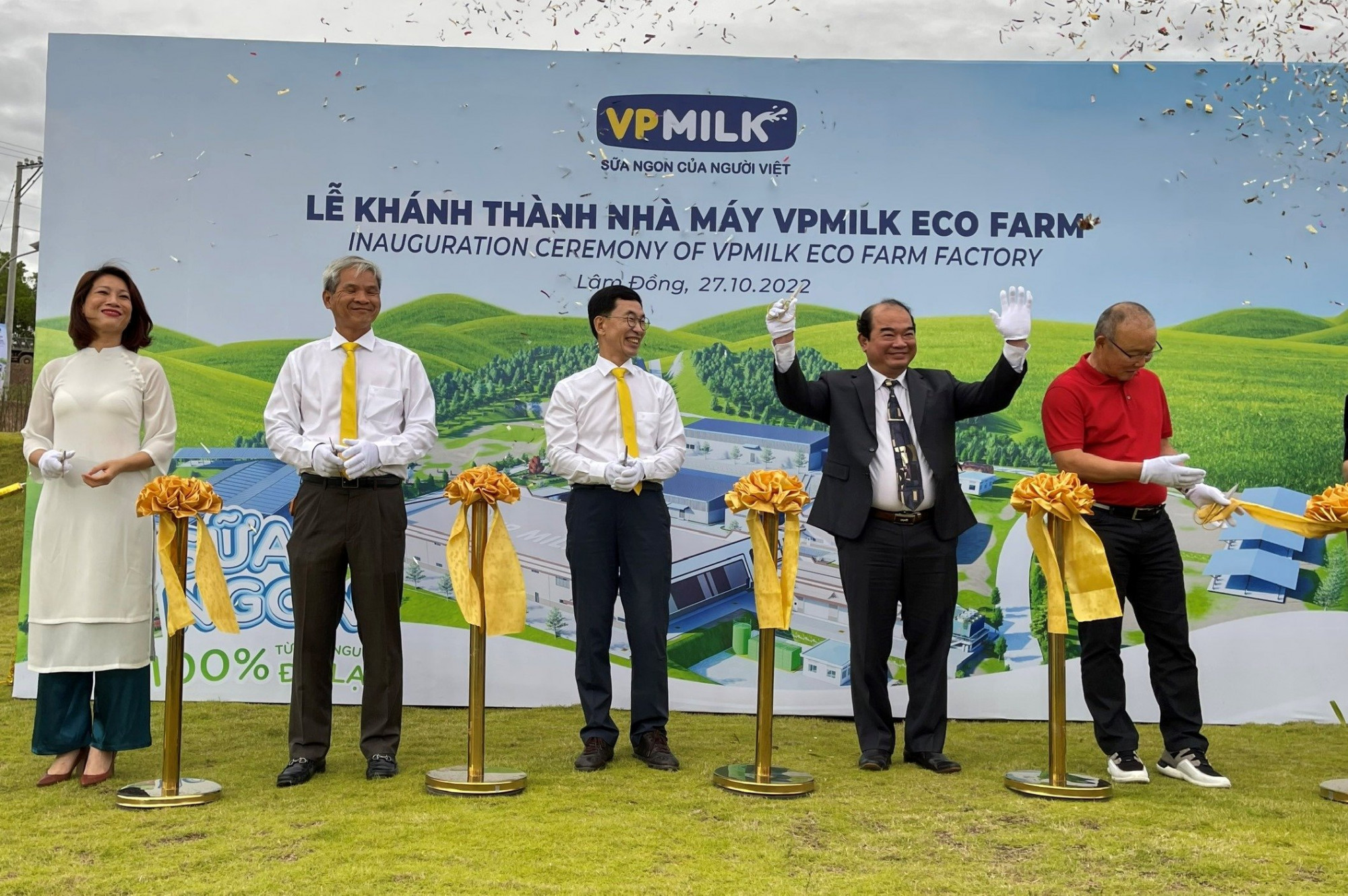 Ông Park Hang Seo (người mặc áo đỏ) cùng đại diện chính quyền địa phương và lãnh đạo VPMilk cắt băng khánh thành Nhà máy VPMilk Eco Farm - Ảnh: VPMilk