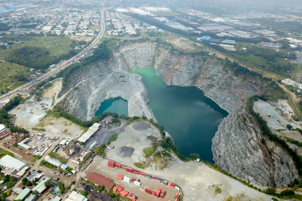 Mỏ đá Tân Đông Hiệp (phường Tân Đông Hiệp, TP.Dĩ An, tỉnh Bình Dương) rộng gần 45ha, là một trong những mỏ đá lớn nhất khu vực Đông Nam Bộ, bắt đầu được khai thác, chế biến đá xây dựng từ năm 1996. Ban đầu, mỏ đá dự kiến khai thác tới năm 2017 với độ sâu cote - 120m.