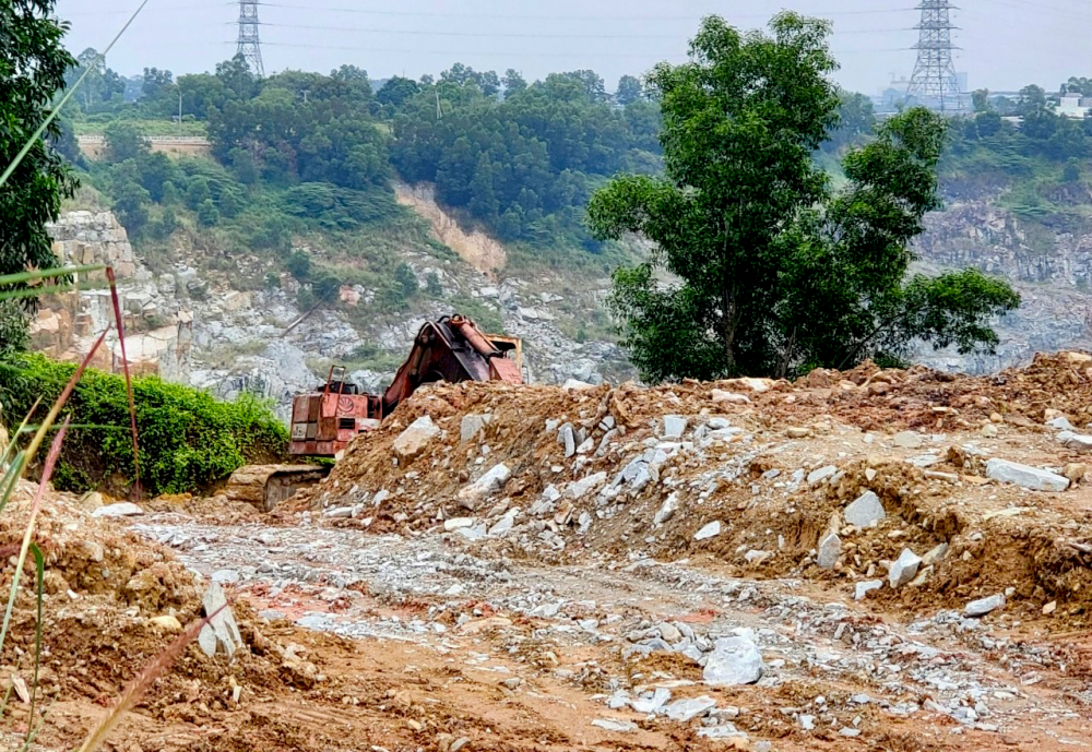 Mặc dù mỏ đá Tân Đông Hiệp đã phải đóng đến nay gần 2 năm, nhưng tại khu vực giáp đường cao tốc Mỹ Phước - Tân Vạn, phóng viên nhận thấy có vài xe cơ giới đang tiến hành mở đường từ mỏ ra.