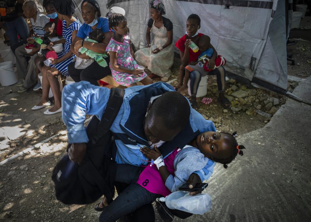 Trong vòng chưa đầy một tháng, Haiti báo cáo 1.700 trường hợp nhiễm bệnh ít nhất 40 trường hợp tử vong và , nhưng các quan chức tin rằng con số này cao hơn nhiều, đặc biệt là ở các khu ổ chuột đông đúc và mất vệ sinh.
