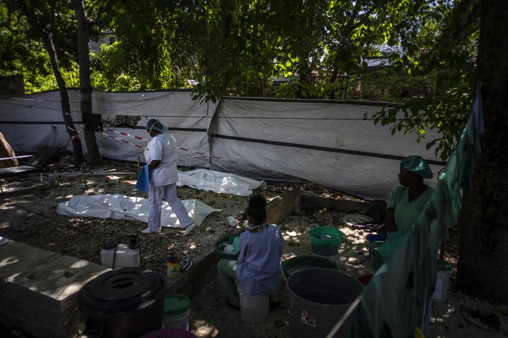 Đại diện Bộ Y tế Haiti Laure Adrien cảnh báo: “Dịch tả là thứ có thể lây lan rất nhanh. Thực phẩm hoặc nước bị nhiễm vi khuẩn tả có thể dẫn đến tiêu chảy nghiêm trọng và mất nước gây chết người'