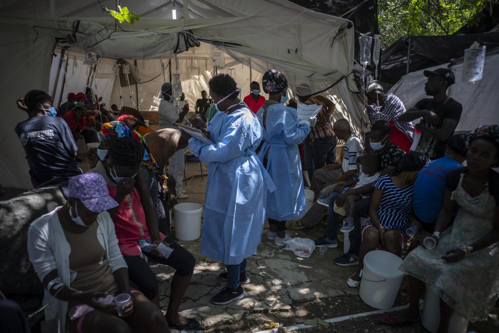 Mồ hôi túa ra trên trán của các nhân viên tại trung tâm điều trị Bác sĩ không biên giới ở thủ đô Port-au-Prince, nơi có khoảng 100 bệnh nhân đến khám mỗi ngày và ít nhất 20 bệnh nhân đã tử vong. 