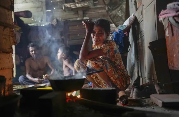 Một gia đình Giờ ăn trong một khu ổ chuột ở Colombo; rau và thịt đã trở thành những thứ xa xỉ không thể mua nổi đối với nhiều người. Ảnh: Eranga Jayawardena / AP