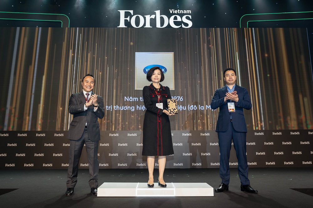 Bà Bùi Thị Hương - Giám đốc điều hành Vinamilk nhận chứng nhận thương hiệu dẫn đầu trong lĩnh vực thực phẩm đồ uống năm 2022 từ Forbes Việt Nam - Ảnh: Vinamilk