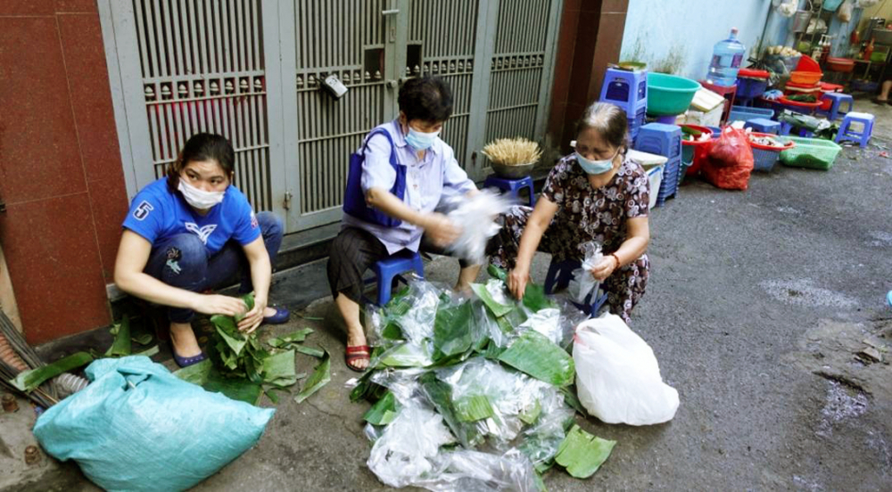 Người dân phố Hàng Cân thu gom, phân loại rác nhựa giá trị thấp