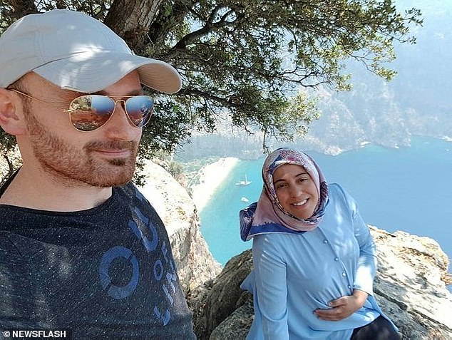 Cô Semra Aysal trong chuyến du lịch cùng chồng trước khi bị đẩy xuống vực - Ảnh: Newsflash