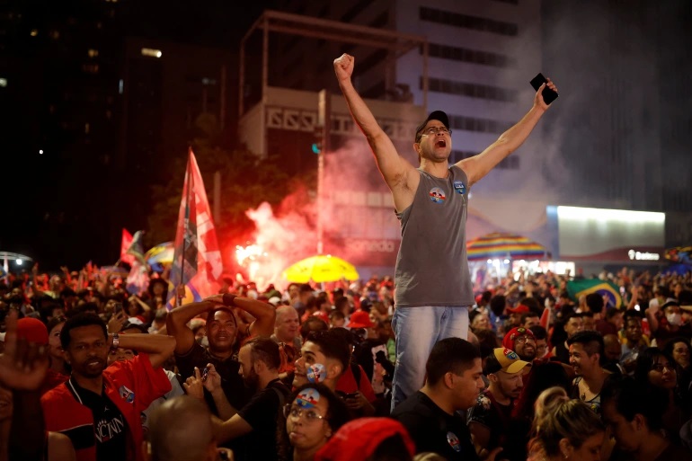Những người ủng hộ tân Tổng thống Brazil Luiz Inacio Lula da Silva phản ứng với kết quả bầu cử ở Sao Paulo vào Chủ nhật 30/10