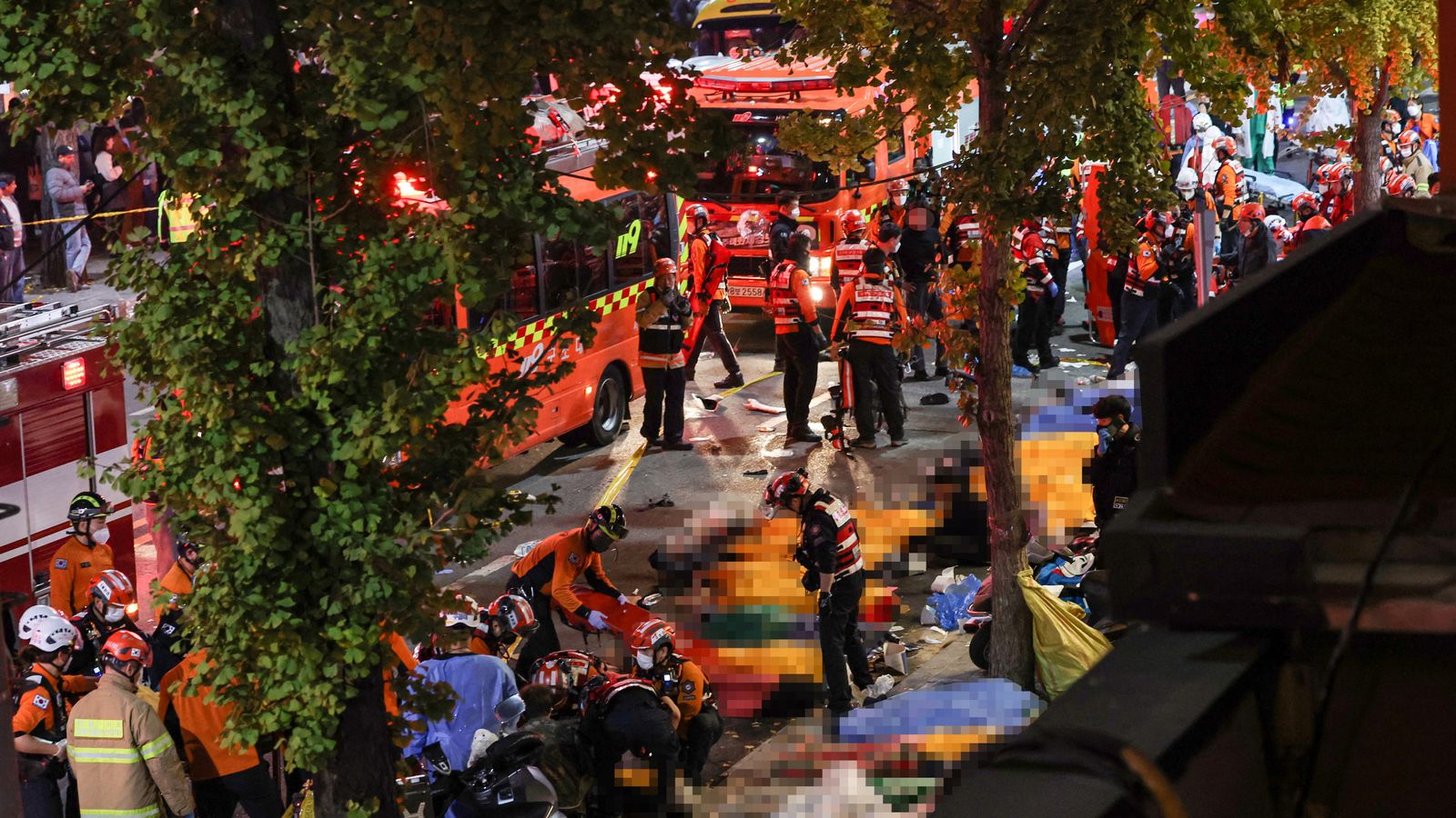 Hiện trường vụ giẫm đạp khiến 151 người chết trong lễ hội Halloween tại Itaewon, vào tối 29/10