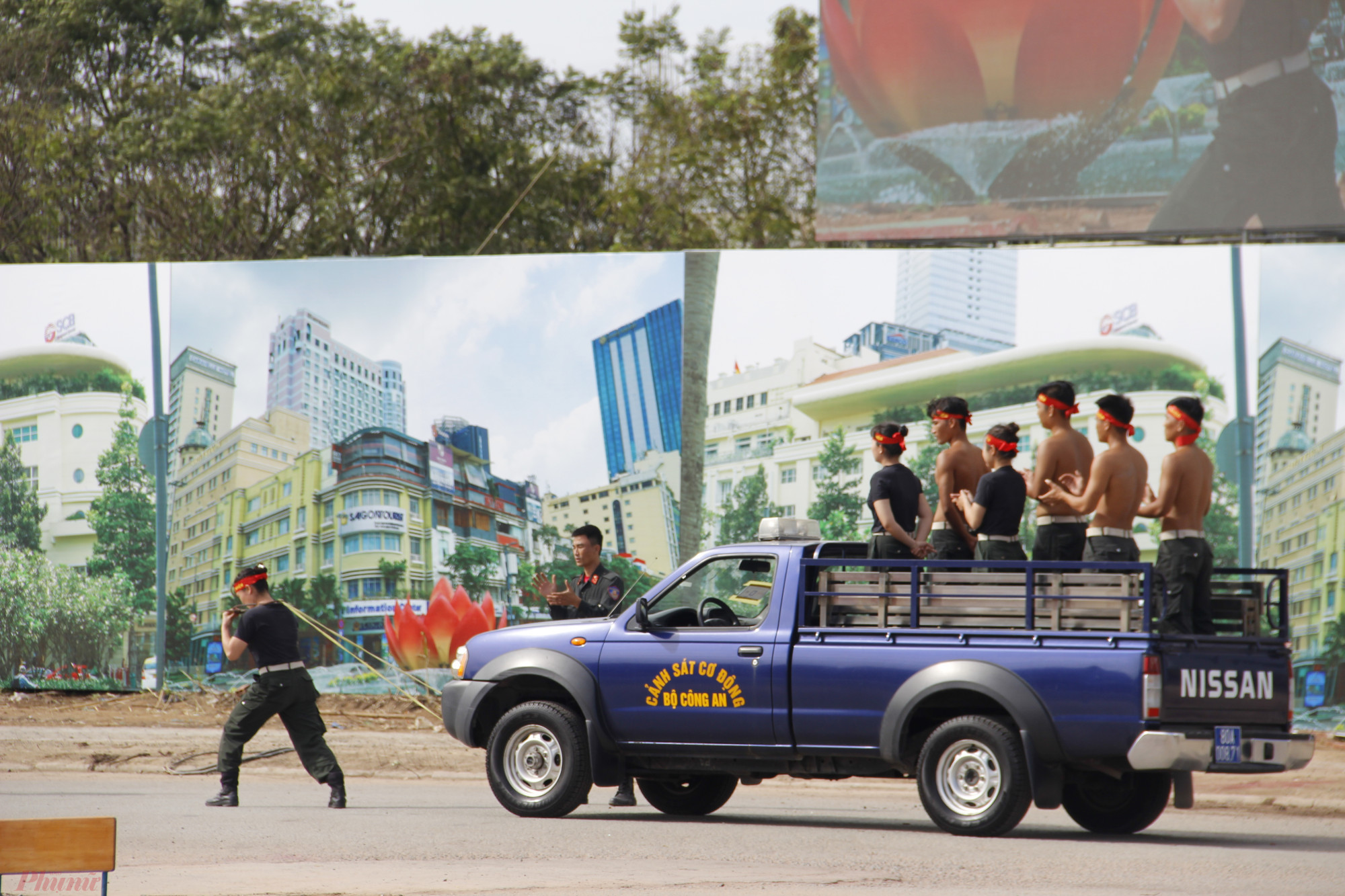 Hình ảnh nữ Cảnh sát cơ động dùng sức kéo chạy chiếc xe chở nhiều người gây ấn tượng mạnh cho các đại biểu tham dự.