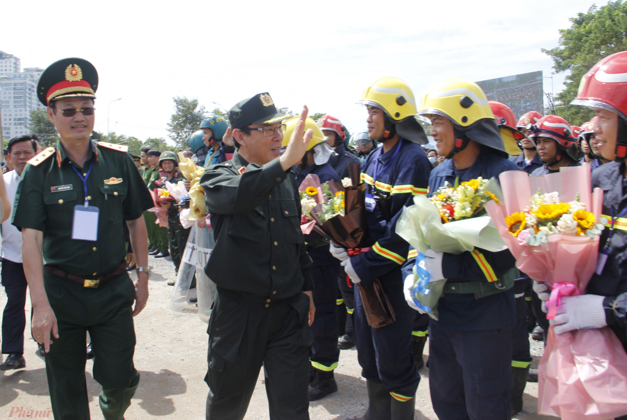 Bí thư Thành ủy TPHCM Nguyễn Văn Nên tặng hoa chúc mừng các lực lượng tham gia diễn tập.