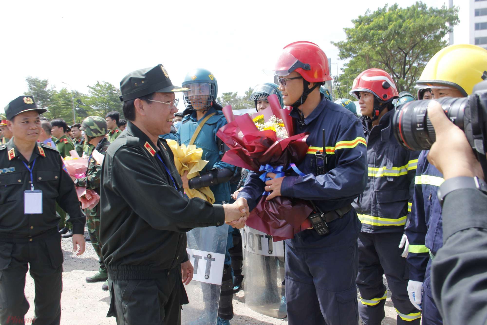 Chủ tịch UBND TPHCM Phan Văn Mãi thăm hỏi, động viên các chiến sĩ PCCC&CNCH.