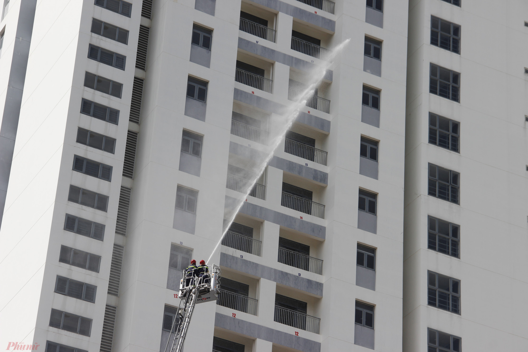 Lực lượng Cảnh sát PPCC&CNCH Công an TPHCM diễn tập chữa cháy tòa nhà cao tầng.