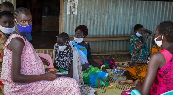 Các bà mẹ tương lai ngồi trên sàn nhà khi họ chờ đến lượt đi khám sức khỏe sinh sản hàng tháng tại Phòng khám Sức khỏe Sinh sản Mingkaman ở làng Mingkaman, Quận Awerial, thuộc Bang Lakes của Nam Sudan Thứ Tư, ngày 19 tháng 10 năm 2022. Tại một quốc gia có một trong những tỷ lệ tử vong bà mẹ cao nhất thế giới, phòng khám nhỏ dành riêng cho chăm sóc sức khỏe sinh sản cho hơn 200.000 người sắp đóng cửa - chỉ một trường hợp thương vong trong số nhiều người ở các nước đang phát triển khi các nhà tài trợ nhân đạo bị kéo dài bởi cuộc khủng hoảng này đến cuộc khủng hoảng khác. (Ảnh AP / Deng Machol)