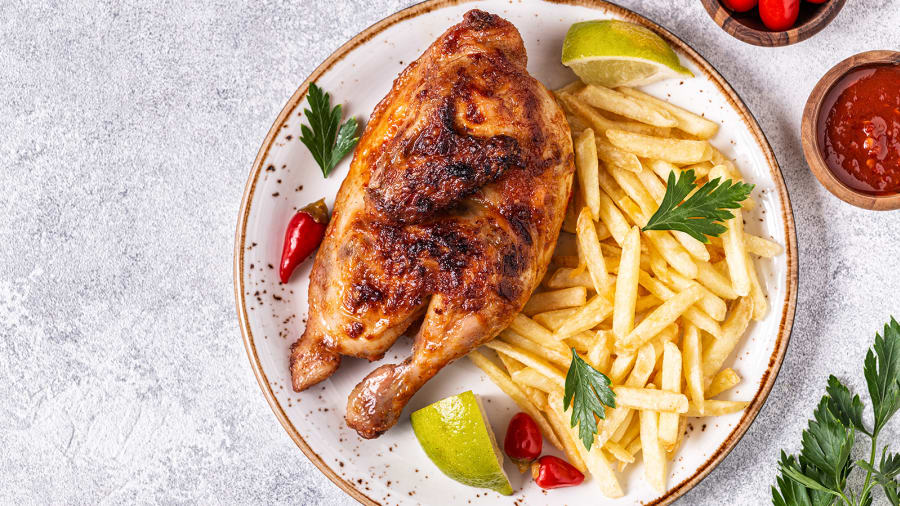 Gà Piri-piri, Mozambique và Angola: Người Bồ Đào Nha đã giới thiệu món ăn cay này, còn được gọi là gà peri-peri , vào Angola và Mozambique từ thế kỷ 15, khi họ trộn ớt châu Phi với các nguyên liệu châu Âu.