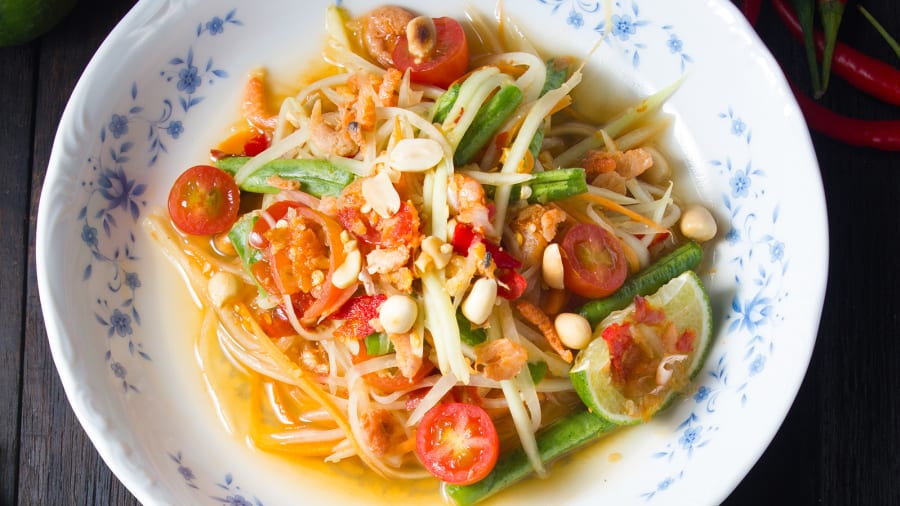 Som tam, Thái Lan: Từ tỉnh Isaan yêu thích gia vị ở phía đông bắc Thái Lan, som tam chuyển sang đu đủ xanh (chưa chín) cho nguyên liệu chính của nó, thường được bào hoặc cắt nhỏ cho món salad.