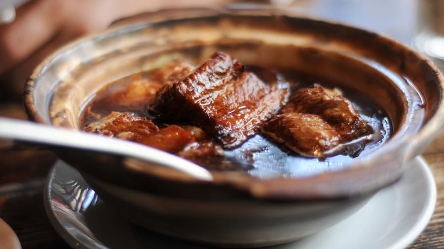 Món bụng lợn om của Chủ tịch Mao, Trung Quốc: Được gọi là Mao shi hong shao rou ở Trung Quốc, món ăn thịnh soạn này được làm bằng cách om các khối thịt lợn với nước tương, ớt khô và gia vị.