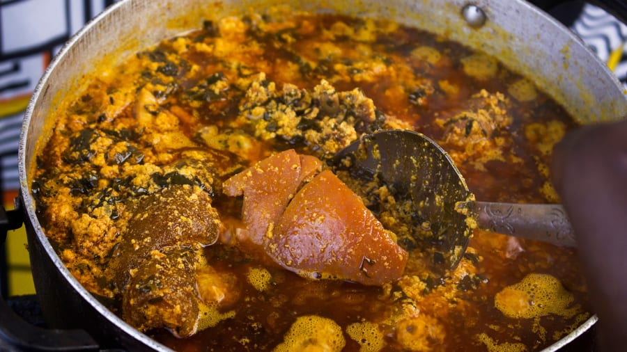 Súp Egusi, Nigeria: Ớt ca-pô Scotch mang lại sức nóng cho món súp cay nổi tiếng của Nigeria. Egusi được làm bằng cách giã hạt từ dưa egusi, một loại trái cây bản địa ở Tây Phi có liên quan đến dưa hấu.
