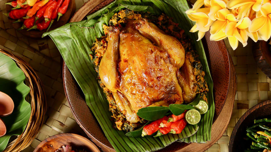 Ayam betutu, Indonesia: Phổ biến trên các đảo Bali và Lombok của Indonesia, đặc biệt, món gà nguyên con này được nhồi với một loại gia vị đậm đặc ( betutu ).