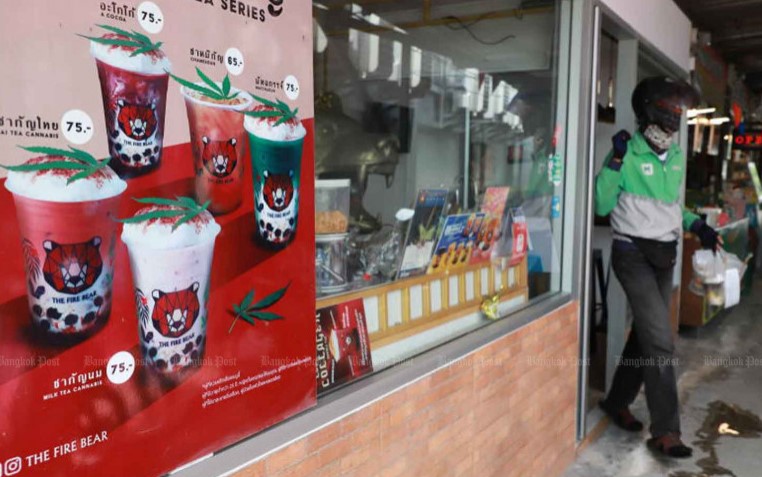 Một cửa hàng quảng cáo một loạt các loạt trà bong bóng cần sa ở Samut Prakan. (Ảnh: Somchai Poomlard).