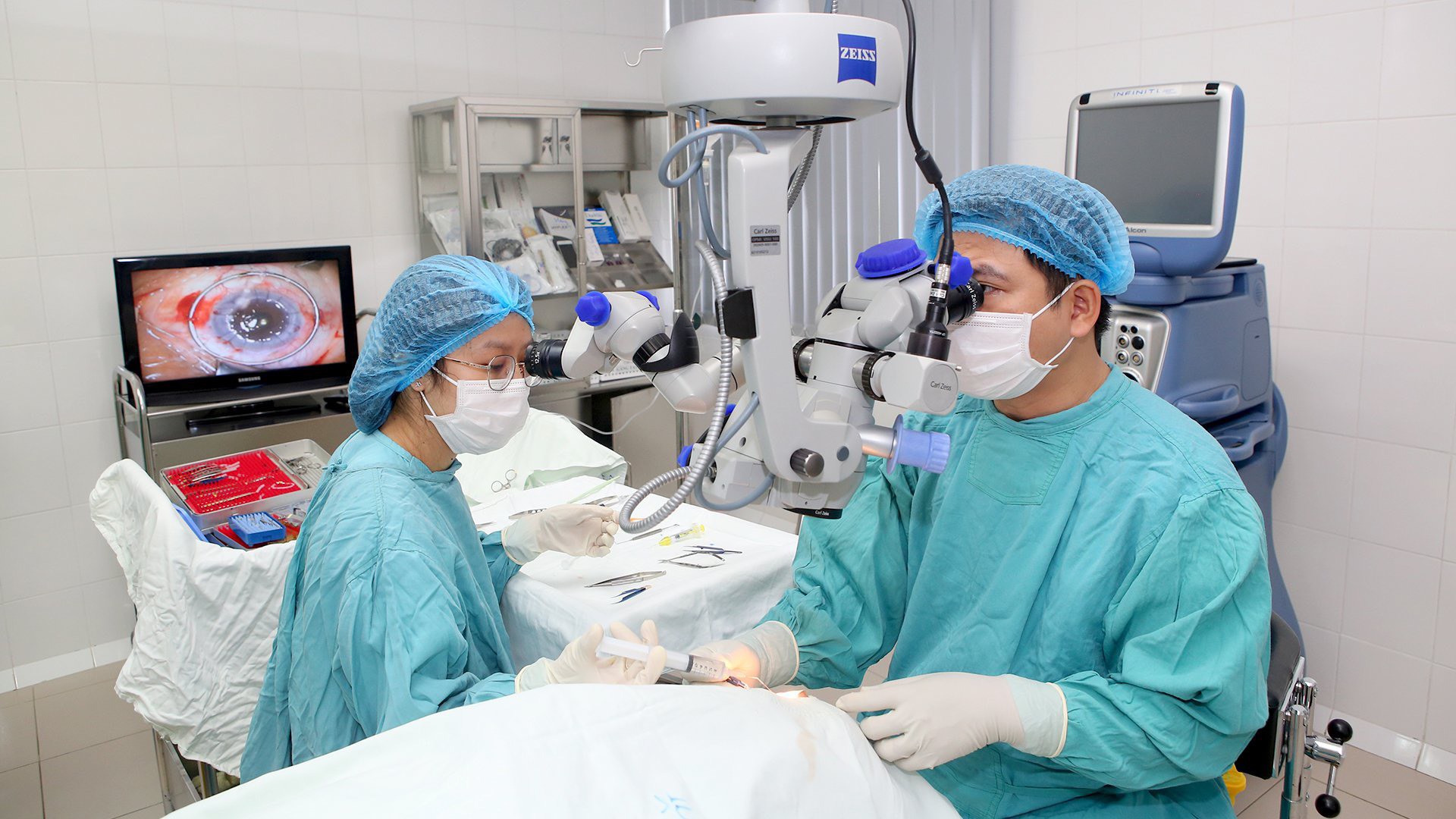 Đội ngũ  Y bác sĩ Bệnh viện T.Ư Huế tiến hành  ca phẫu thuật từ  nguồn giác mạc bệnh nhân nữ hiến tặng