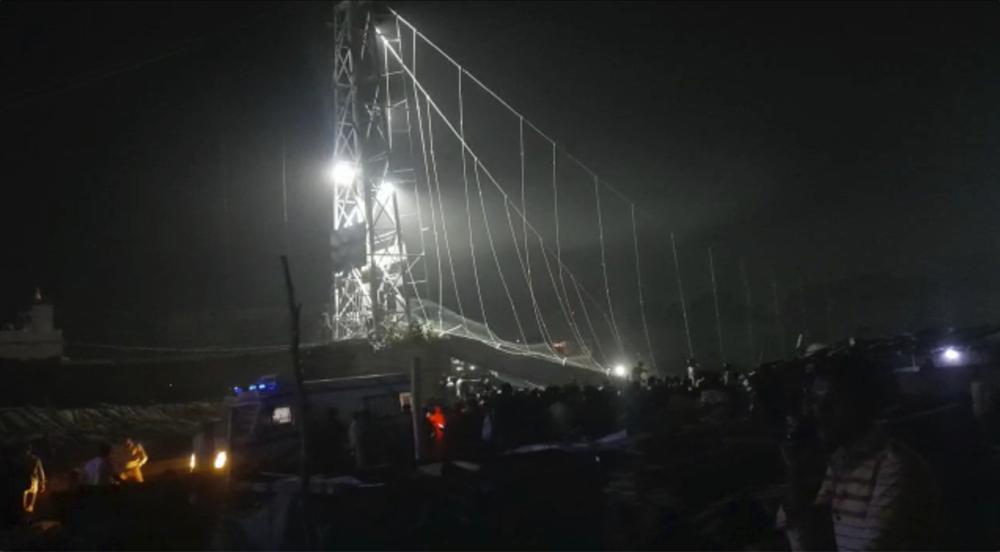 Hãng thông tấn Ấn Độ Press Trust of India dẫn lời các quan chức giấu tên cho biết cây cầu bị sập do không thể chịu được sức nặng của những người đứng trên đó.  Đoạn phim do kênh truyền hình phát sóng cho thấy hàng chục người bám vào dây cáp của cây cầu bị sập khi các đội cấp cứu cố gắng giải cứu họ.