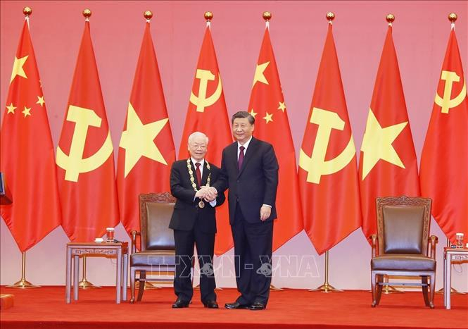 Tổng Bí thư, Chủ tịch Trung Quốc Tập Cận Bình trao Huân chương Hữu nghị tặng Tổng Bí thư Nguyễn Phú Trọng. Ảnh: Trí Dũng/TTXVN.
