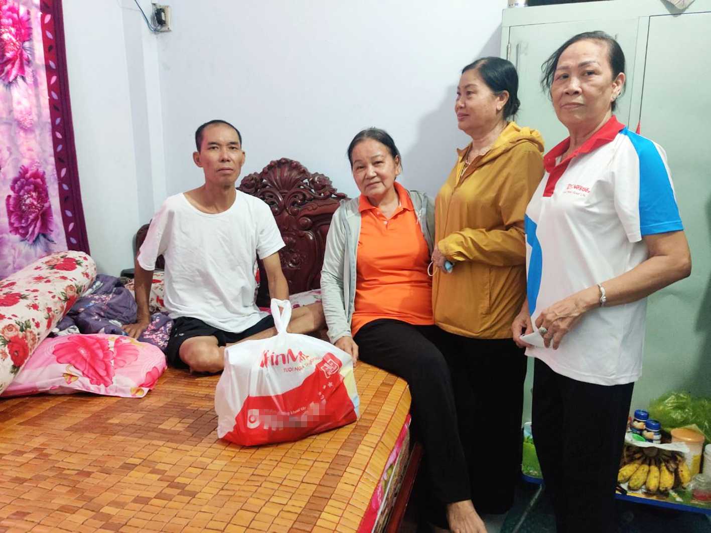 Bà Nhàn (ngồi thứ hai  từ trái qua) thường xuyên  tổ chức và tham gia thăm hỏi, tặng quà cho người khó khăn trên địa bàn khu phố