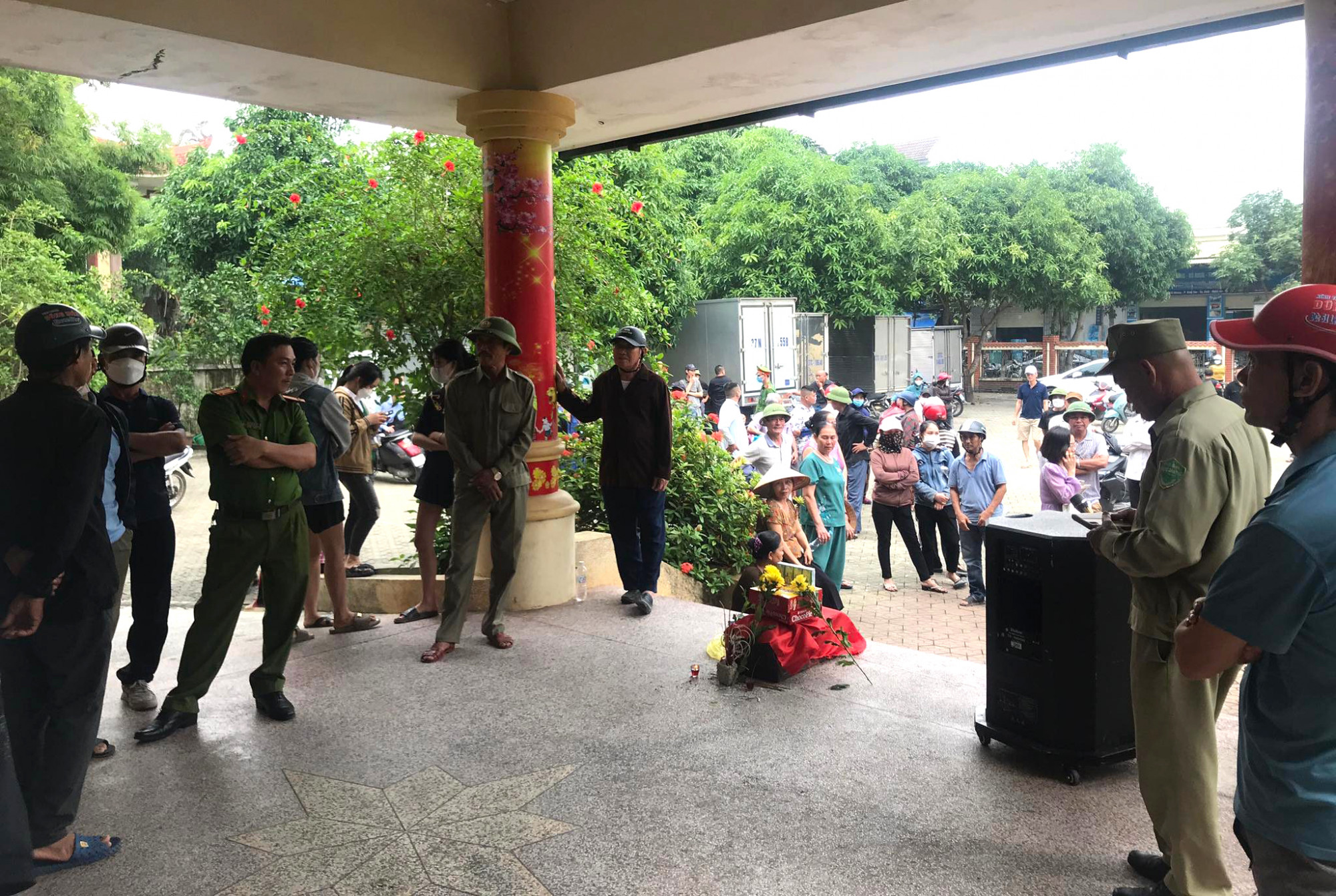 Hủ đựng hài cốt được mang đặt trước sảnh UBND phường Vinh Tân