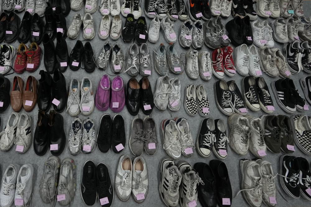 Đôi giày được tìm thấy trong số một bộ sưu tập đồ khổng lồ được tìm thấy ở Itaewon sau khi đám đông chết chóc nhất Hàn Quốc, tại một trung tâm thất lạc tạm thời và được tìm thấy tại một phòng tập thể dục ở Seoul, Hàn Quốc, Thứ Ba, ngày 1 tháng 11 năm 2022. Cảnh sát đã lắp ráp những đôi giày quần vợt nhàu nát, giày lười và Chuck Taylors, một phần trong số 1,5 tấn đồ vật cá nhân mà nạn nhân và những người sống sót sau thảm kịch để lại, với hy vọng chủ sở hữu, hoặc bạn bè và gia đình của họ, sẽ lấy được chúng. (Ảnh AP / Lee Jin-man)