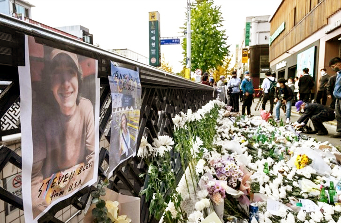 Một khu tưởng niệm dành cho các nạn nhân trong vụ giẫm đạp ở gần ga tàu điện ngầm Itaewon ở Seoul - ẢNH: KOREA TIMES