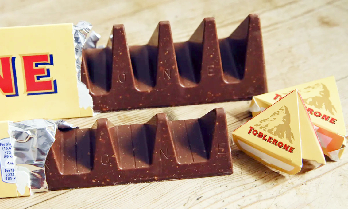 Thanh chocolate Toblerone trước và sau khi bị “teo nhỏ”, giá bán thì vẫn giữ nguyên - ẢNH: AP