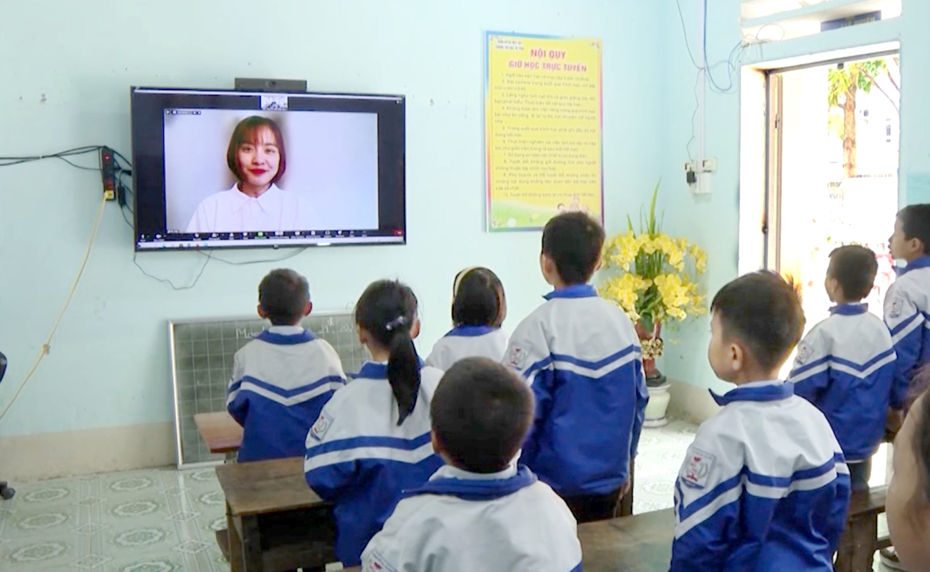 Ở đầu cầu Hà Nội, cô Đặng Ngọc Diệp hào hứng tương tác với các em lớp 3A4 Trường tiểu học thị trấn Mèo Vạc - ẢNH: M.V.