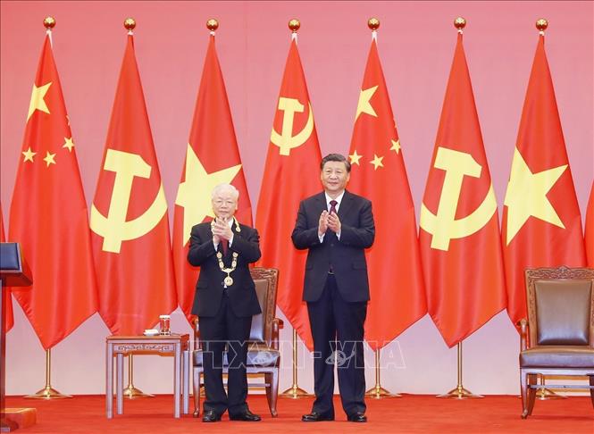 Tổng Bí thư, Chủ tịch Trung Quốc Tập Cận Bình trao Huân chương Hữu nghị tặng Tổng Bí thư Nguyễn Phú Trọng - Ảnh: Trí Dũng/TTXVN