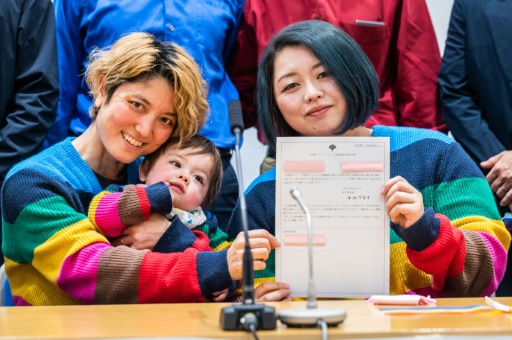 Mamiko Moda (L) và đối tác của cô ấy là Satoko Nagamura, cùng với con trai của họ, có giấy chứng nhận quan hệ đồng giới tại một cuộc họp báo hôm thứ Ba ở Tokyo.