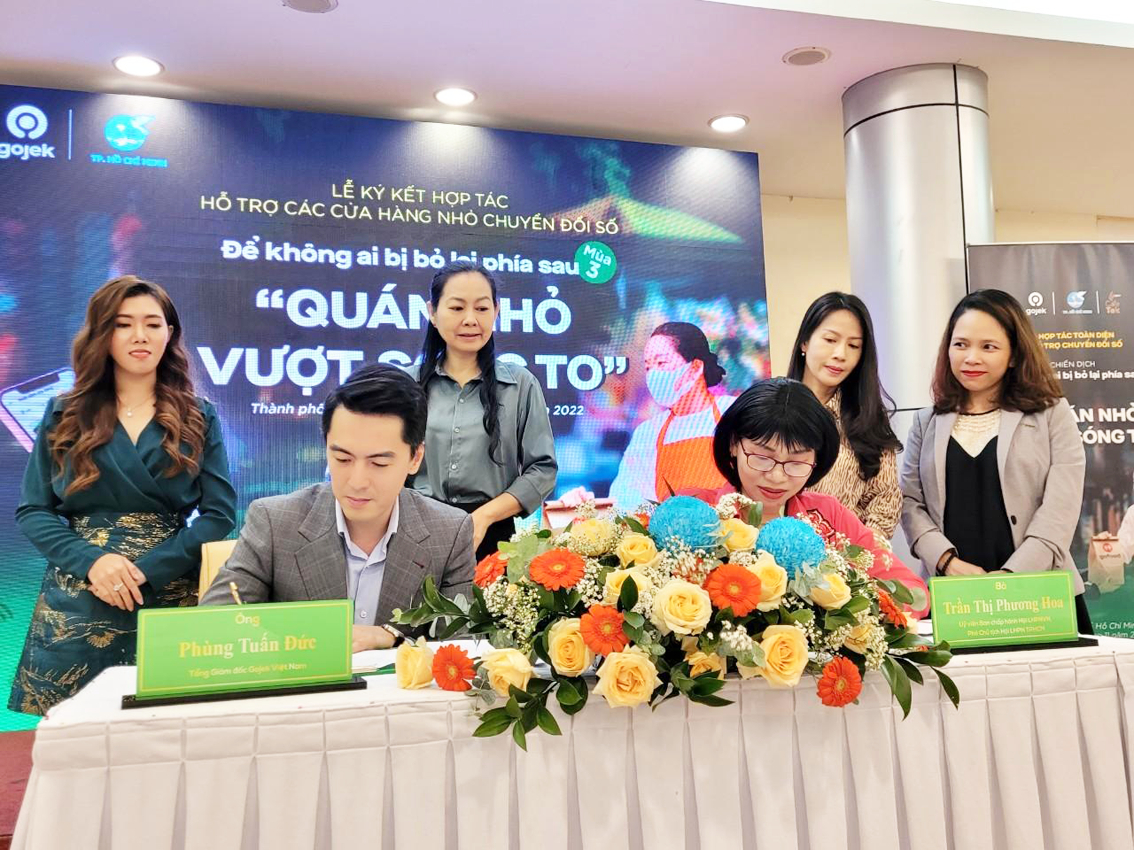Hội LHPN TP.HCM, Gojek Việt Nam và các đối tác cam kết hỗ trợ trao quyền và nâng cao  các kỹ năng cho những cửa hàng do phụ nữ làm chủ nhằm giúp các chị tận dụng  thương mại điện tử, tiếp cận các cơ hội kinh doanh mới