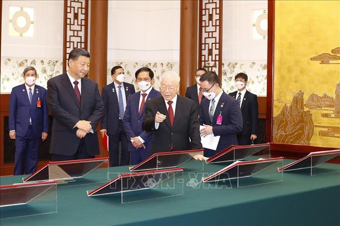 [Chú thích ảnh] Tổng Bí thư Nguyễn Phú Trọng cùng Tổng Bí thư, Chủ tịch Trung Quốc Tập Cận Bình chứng kiến các văn kiện hợp tác hai nước đã được ký kết. Ảnh: Trí Dũng/TTXVN