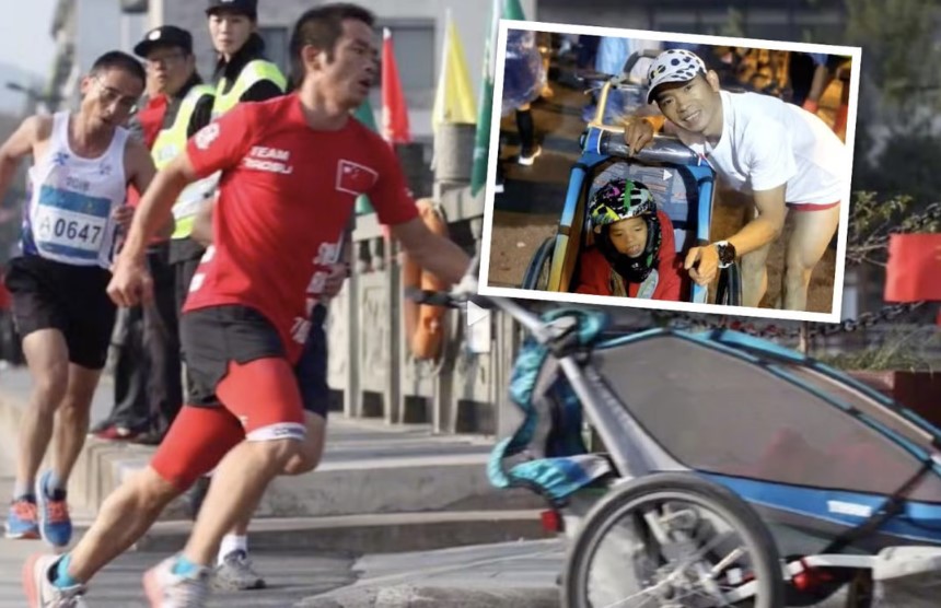 Lou Một người cha tận tụy Trung Quốc có con trai bị tổn thương não đã tham gia hơn 50 cuộc chạy marathon với cậu bé 12 tuổi mà anh ta đẩy trong một chiếc xe đẩy đặc biệt. Ảnh: SCMP composite