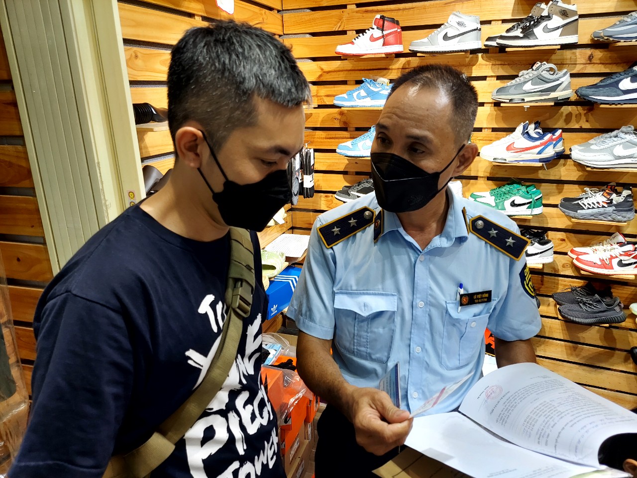 Lực lượng QLTT kiểm tra đột xuất 6 điểm kinh doanh tại Sài Gòn Square, thu giữ hàng ngàn sản phẩm nhái, giả - Ảnh Tổng Cục QLTT.